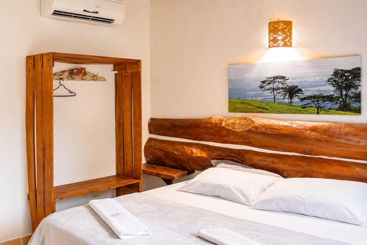 Suíte Ipê amarelo - Pousada Quinta dos Quintais | Premium bedding, iron/ironing board (on request), WiFi (free)