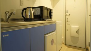 冷蔵庫、電子レンジ、電気ポット