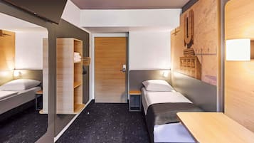 Schreibtisch, VerdunkelungsvorhÀnge, schallisolierte Zimmer