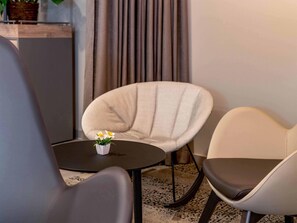 Schreibtisch, Verdunkelungsvorhänge, schallisolierte Zimmer