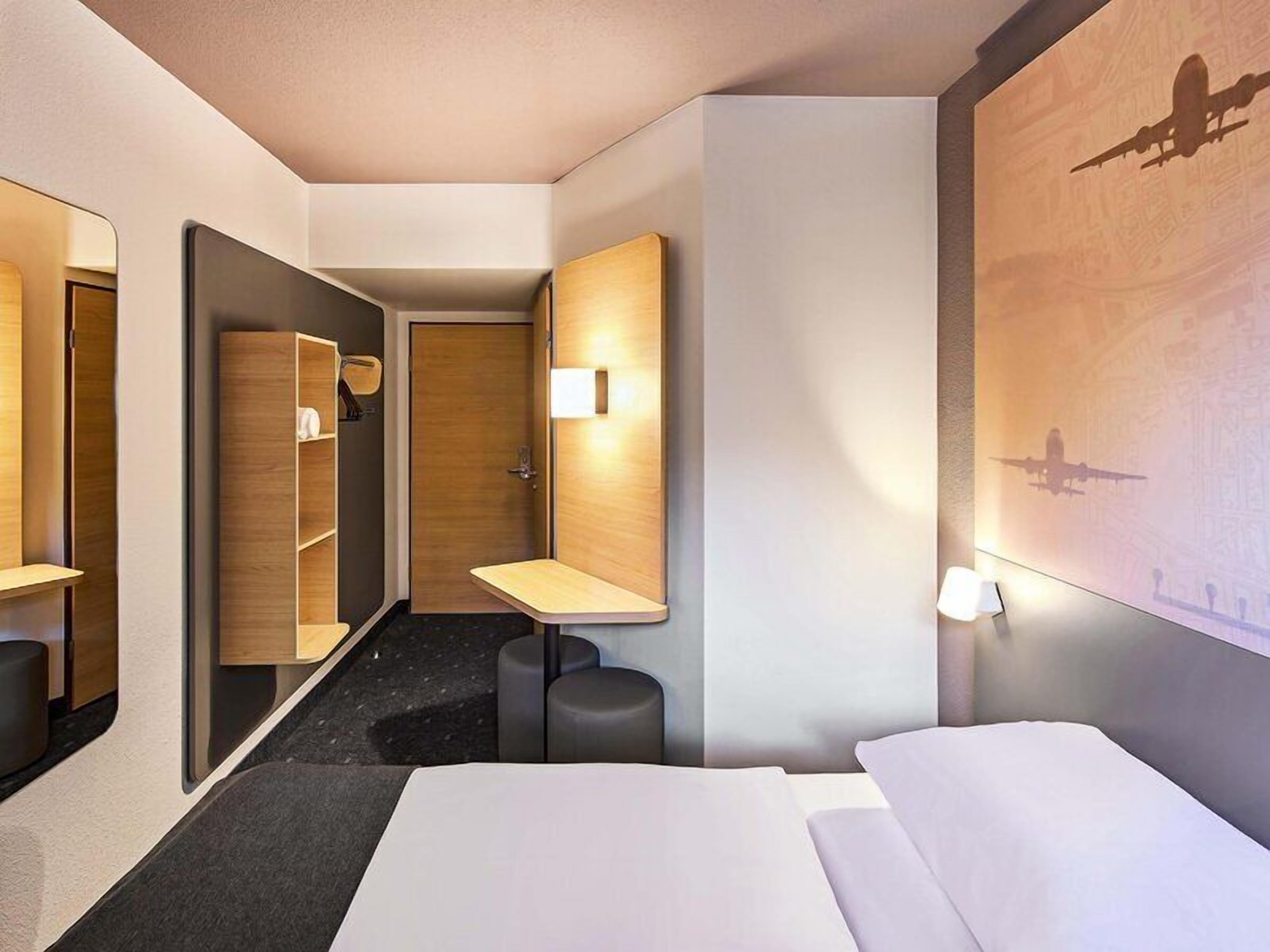 Desk, blackout curtains, soundproofing, free WiFi