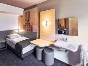 Shower, towels, soap, shampoo -  B&B HOTEL Dortmund-Airport (Holzwickede)