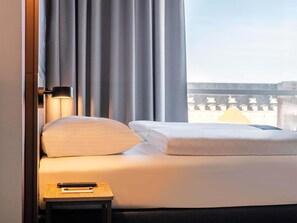 Quarto casal (French bed) | Escrivaninha, cortinas blackout, quartos à prova de som