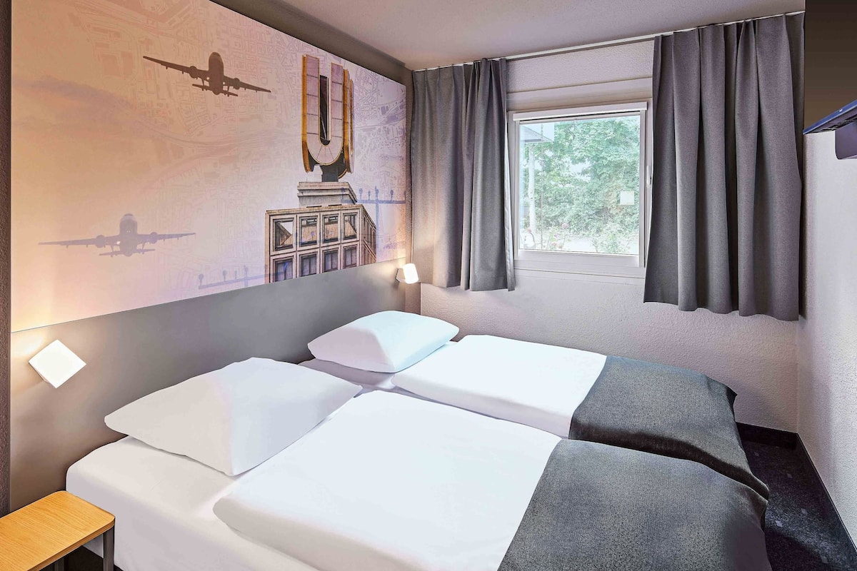 Desk, blackout drapes, soundproofing, free WiFi