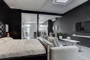 1 غرفة نوم وأسرّة بإسفنج يتكيف مع شكل الجسم ومكواة/لوح كي وسرير سفر