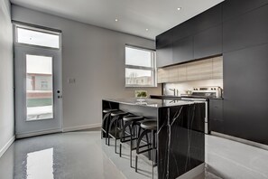 ثلاجة، ميكروويف، فرن، موقد طهي مسطح