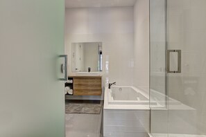Baignoire, douche à « effet pluie », sèche-cheveux, serviettes fournies