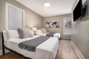 6 bedrooms, desk, iron/ironing board, free WiFi