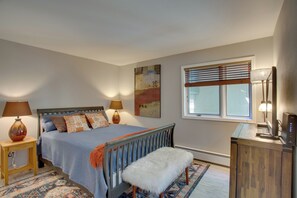 2 bedrooms, iron/ironing board, Internet, bed sheets - Walk to Beaver Creek Shuttle! Avon Condo w/ Deck (Avon)