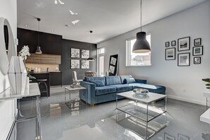 TV - THE MODERN CHIC | Two-Bedroom Loft w. Terrace (Montréal)