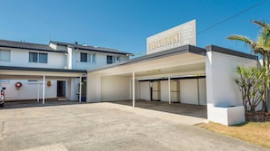 A modern building with a sign reading "JENNOX HEAD Absolute BERCHFRONT APARTMENTS". - 10T Beachfront Apartments (Lennox Head)