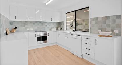 Bailey's Beach House - Original East Ballina Beach House With Ocean Glimpses
