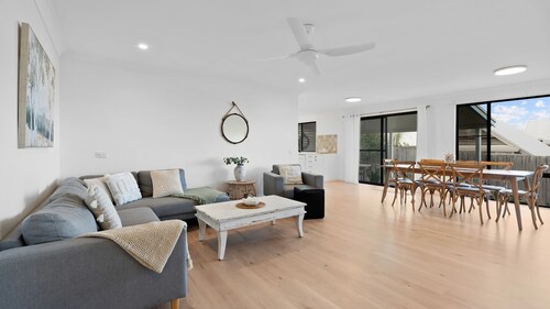 Baileys Beach House with Ocean Glimpses