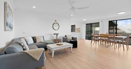 Baileys Beach House with Ocean Glimpses