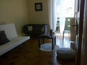 Tv, dvd-afspiller, bøger, videobibliotek