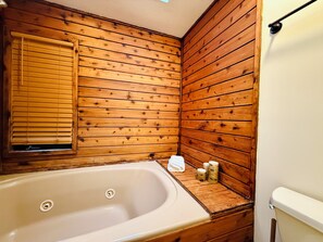 Combined shower/tub, jetted tub, hair dryer, towels