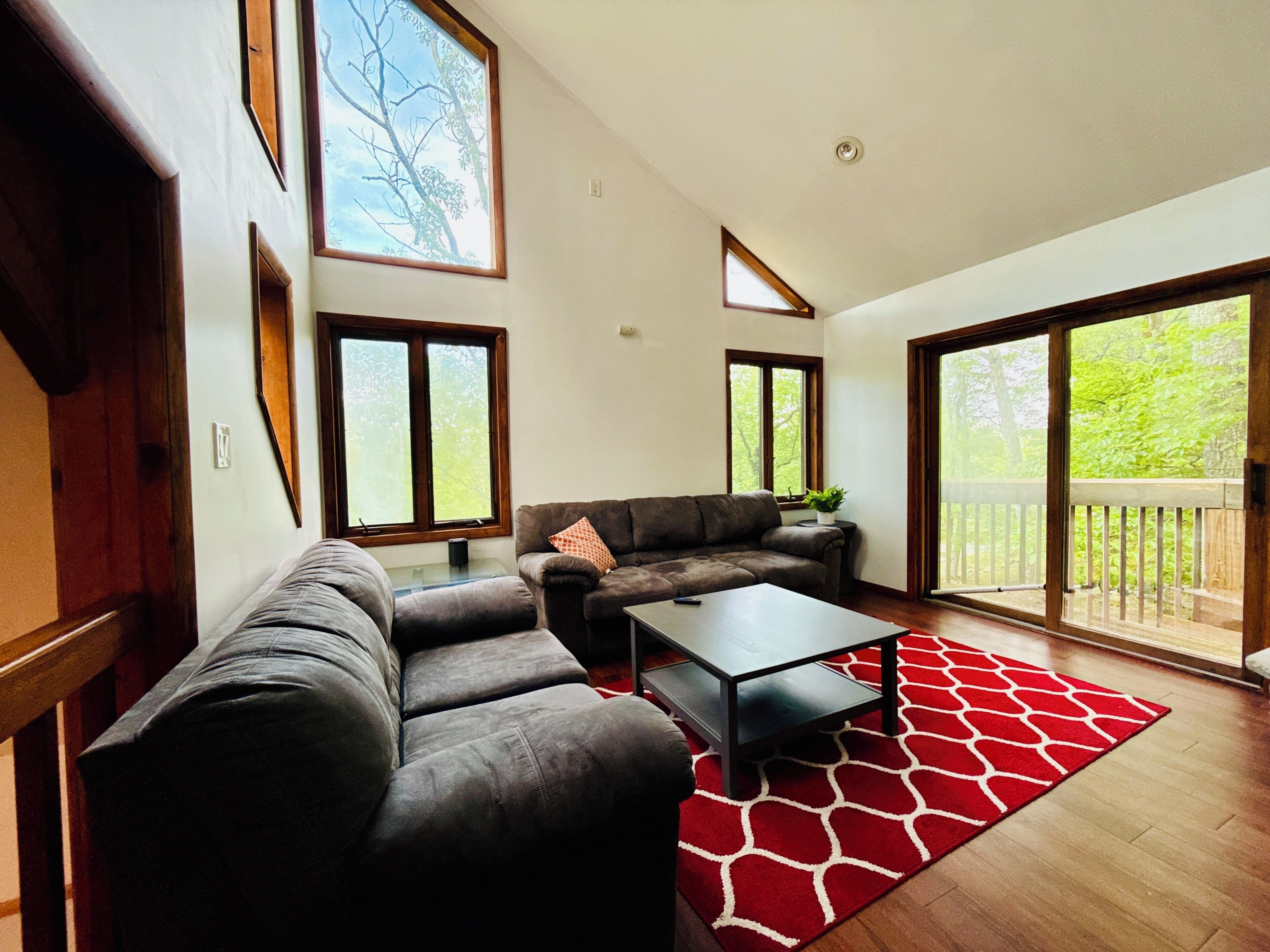 Smart TV, chimenea, futbolito y libros 