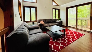 Smart-TV, Kamin, Tischfußball, Bücher