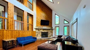 Smart-TV, Kamin, Tischfußball, Bücher
