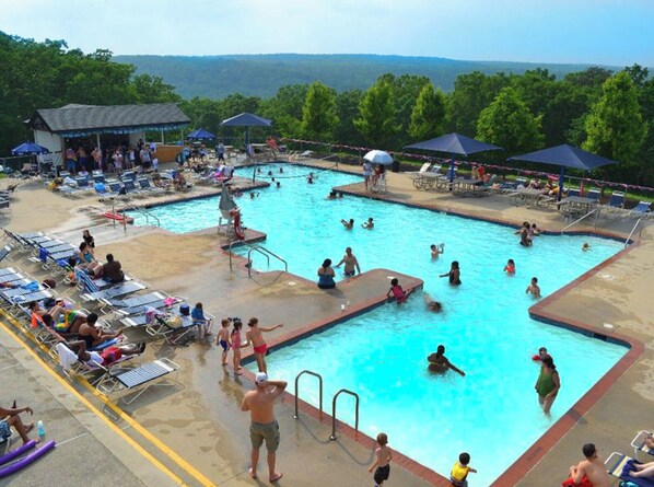 من حمّامات السباحة المغطاة، حمّام سباحة خارجي