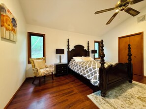 4 quartos, Wi-Fi de cortesia, roupa de cama