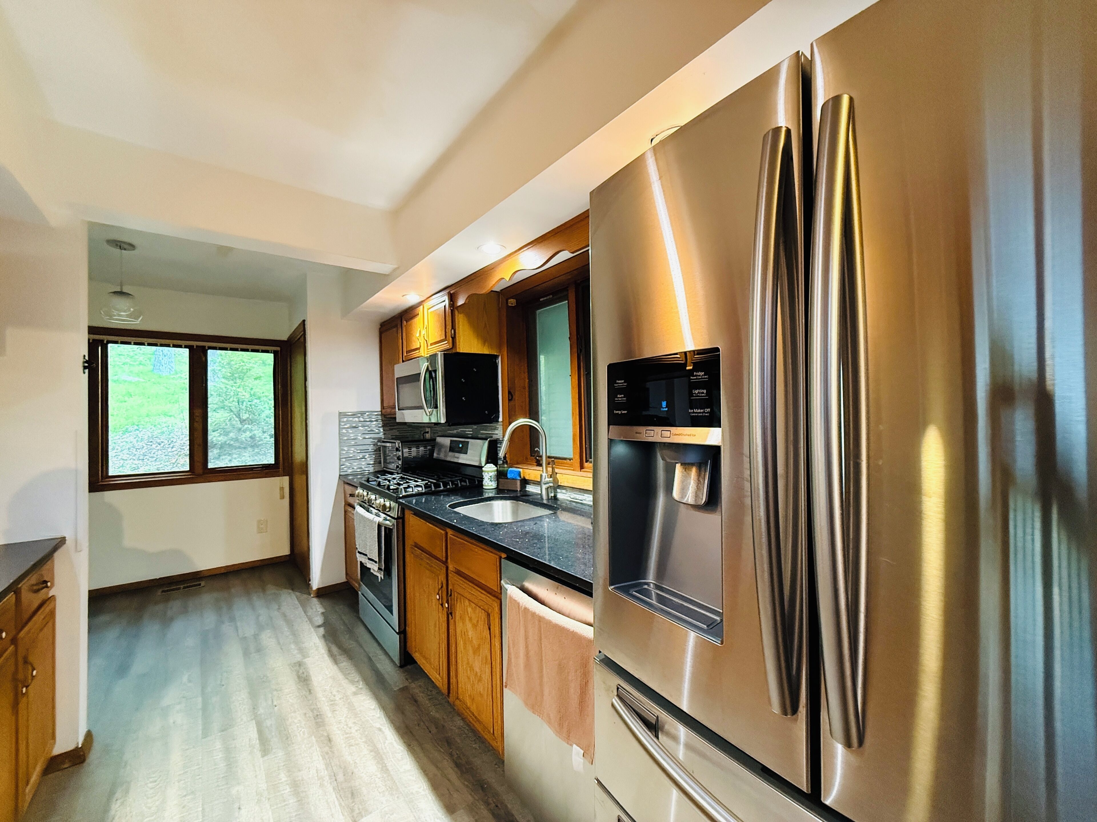 Geladeira, micro-ondas, fogão, cooktop