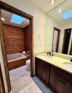 Combined shower/tub, jetted tub, hair dryer, towels