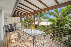 Outdoor dining - At the Beach - Easy Style Holiday Accommodation Across the Road from the Beach (Lennox Head)