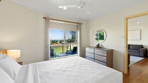 2 makuuhuonetta, silitysrauta/-lauta, vuodevaatteet