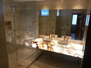 Douche, serviettes fournies