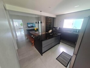 Køleskab, mikrobølgeovn, ovn, kogeplade