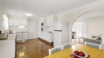 Microondas, horno, placa de cocina, lavavajillas