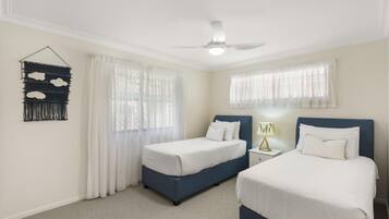 3 habitaciones, tabla de planchar con plancha y ropa de cama