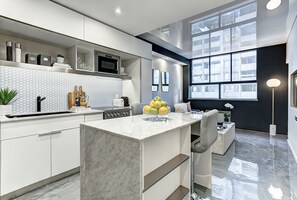 Réfrigérateur, four à micro-ondes, un four, surface de cuisson