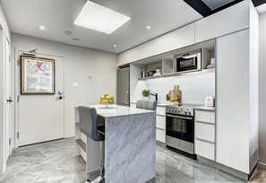 Réfrigérateur, four à micro-ondes, un four, surface de cuisson