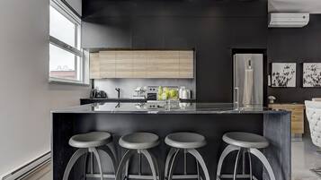 Een koelkast, een microgolfoven, een oven, een kookplaat