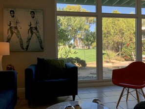 Smart-TV, DVD-Player, Bücher, Videothek