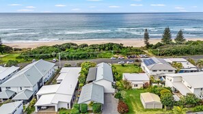 On the beach - Barefoot in Lennox - Single-level Beachfront Oasis with Private Pool (Lennox Head)