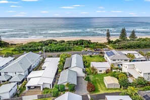 On the beach - Barefoot in Lennox - Beachfront Unit with Private Plunge Pool (Lennox Head)