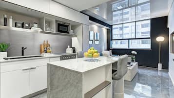 Réfrigérateur, micro-ondes, four, plaque de cuisson