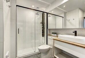 Chuveiro, chuveiro com efeito de chuva, secador de cabelo 
