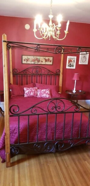 8 dormitorios, escritorio, tabla de planchar con plancha y cuna de viaje