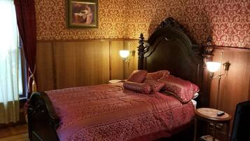 8 bedrooms, desk, iron/ironing board, travel cot