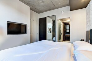 1 habitación, camas con efecto memoria y tabla de planchar con plancha 