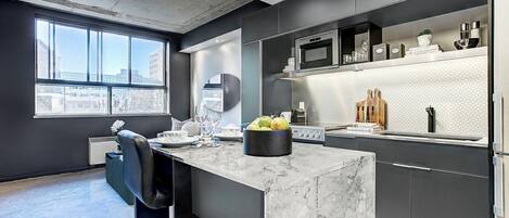 Jääkaappi, mikroaaltouuni, uuni, liesi