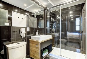 Shower, rainfall showerhead, hair dryer, towels - Airy Loft near Sainte-Catherine St. (Montréal)
