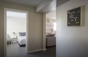 4 soverom, strykejern/-brett, internettilgang og sengetøy