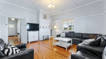 TV, lettore DVD, libri