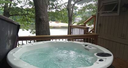 Cute Beachfront Guest Unit on Lake