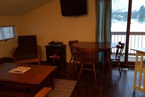 Dining - Cute Beachfront Guest Unit on Lake (Saugatuck)
